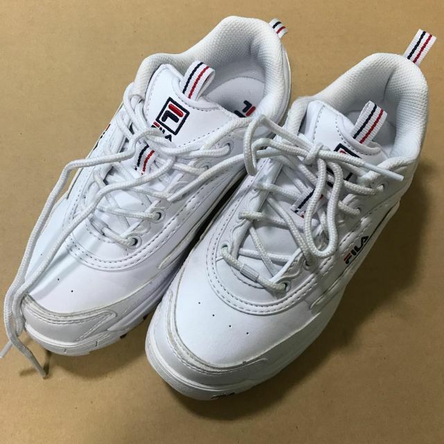 SALE！FILA  スニーカー　オフホワイト　25cm  軽い　フィラ