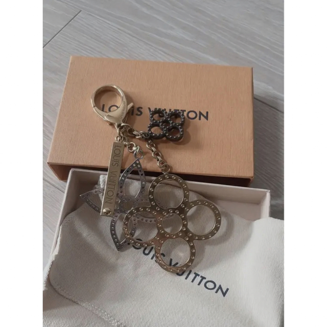 LOUIS VUITTON - LOUIS VUITTON ビジューサックタバージュキーリング