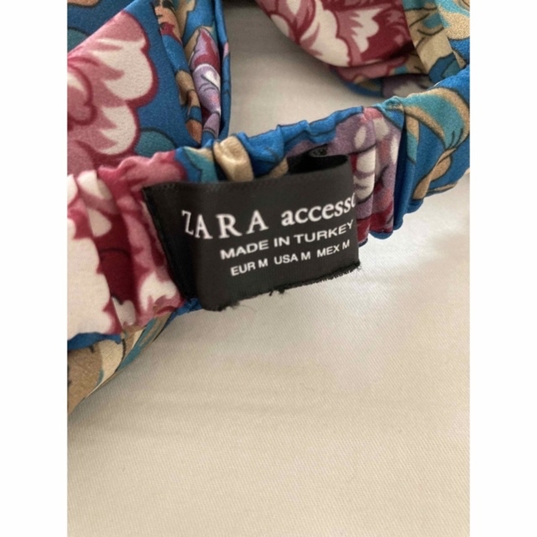 ZARA(ザラ)のZARA ザラ　ヘアアクセ　ヘアバンド　ベッドアクセ　花柄　フラワー　リゾート レディースのヘアアクセサリー(ヘアバンド)の商品写真