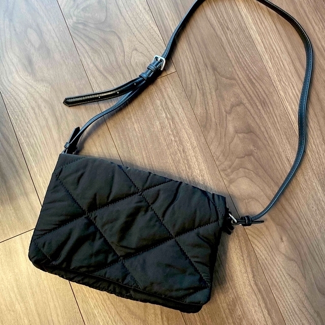 ZARA(ザラ)のZARA キルティングバッグ　黒 レディースのバッグ(ショルダーバッグ)の商品写真