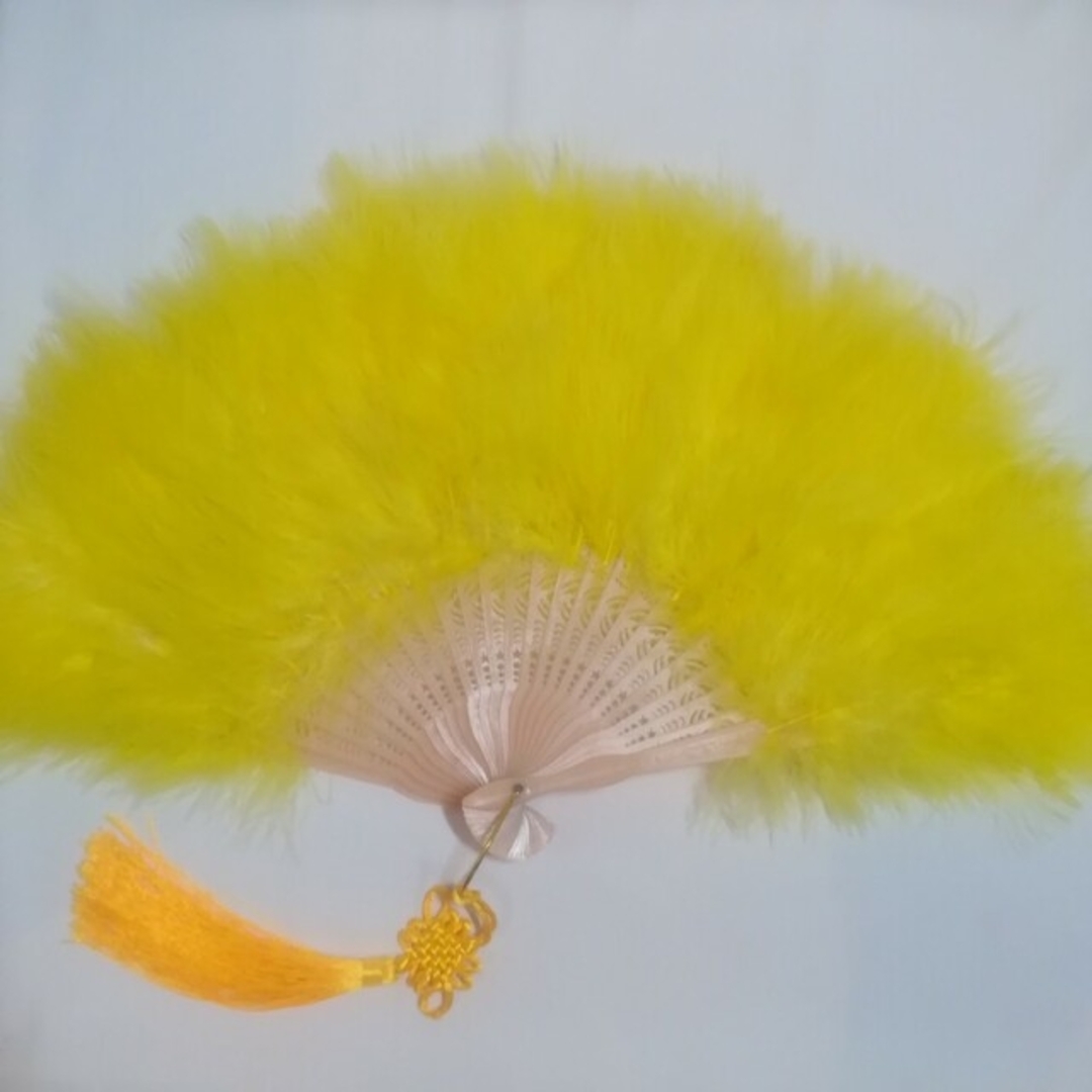 新品　特大羽扇子　ジュリアナ　大きな紐飾り付き　黄色　ピンク　セット エンタメ/ホビーのコスプレ(小道具)の商品写真