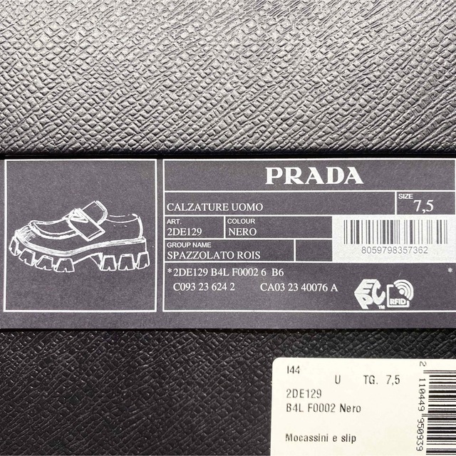 PRADA(プラダ)の新品未使用！送料込み★PRADA★モノリス ブラッシュドレザー ローファー メンズの靴/シューズ(ドレス/ビジネス)の商品写真