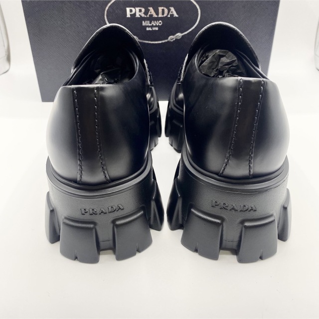 PRADA(プラダ)の新品未使用！送料込み★PRADA★モノリス ブラッシュドレザー ローファー メンズの靴/シューズ(ドレス/ビジネス)の商品写真