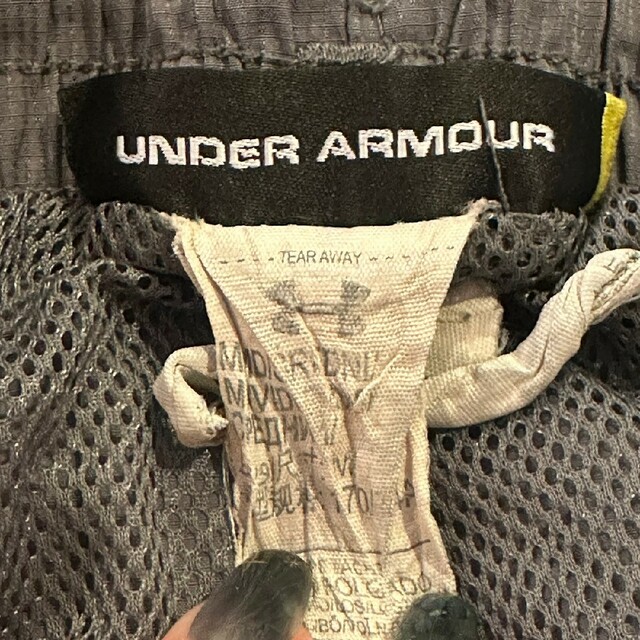 UNDER ARMOUR(アンダーアーマー)のUNDER ARMOUR　アンダーアーマー　ナイロントラックパンツ　グレー メンズのパンツ(その他)の商品写真