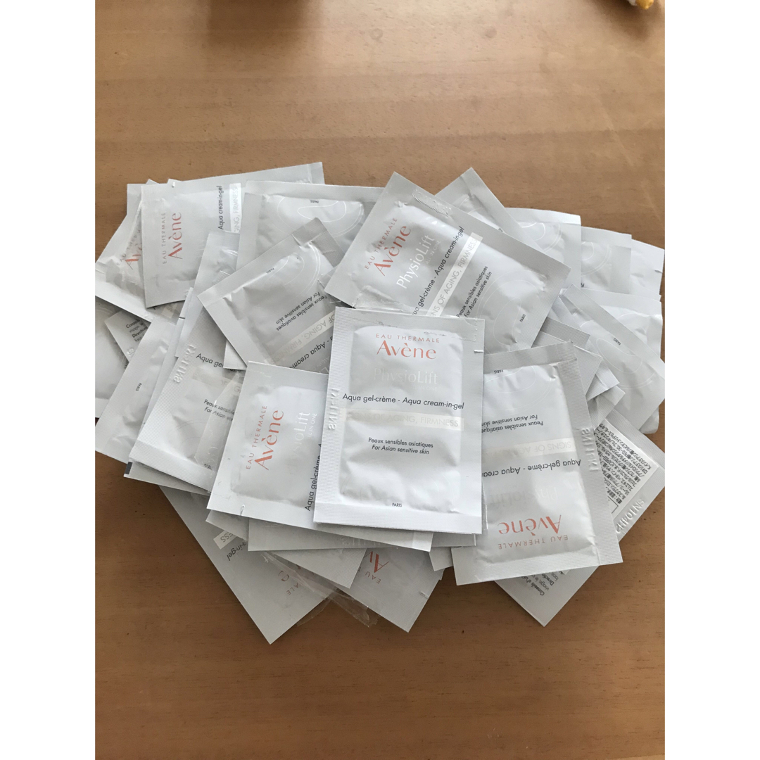 Avene(アベンヌ)のアベンヌ　サンプル　化粧品　ミルキージェルエンリッチ　54包　試供品 コスメ/美容のキット/セット(サンプル/トライアルキット)の商品写真