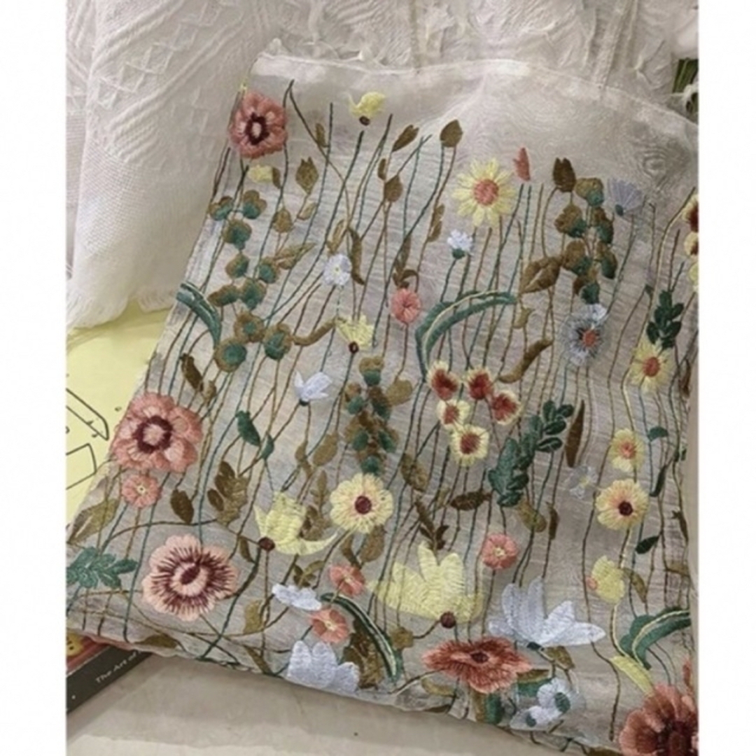 ZARA - オーガンジー 刺繍バッグ トートバッグ 花柄 刺繍 バッグ ZARA - オーガンジー 刺繍バッグ トートバッグ 花柄 刺繍 バッグ