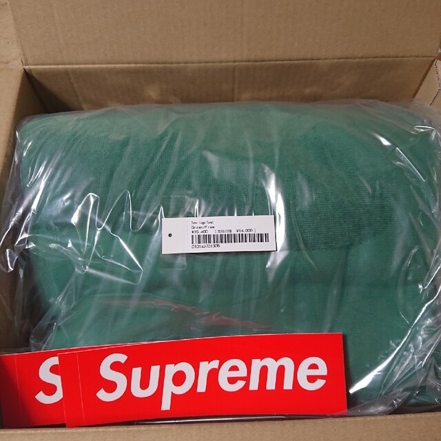 Supreme(シュプリーム)のSupreme Tonal Logo Towel Green  送料込 インテリア/住まい/日用品の日用品/生活雑貨/旅行(タオル/バス用品)の商品写真