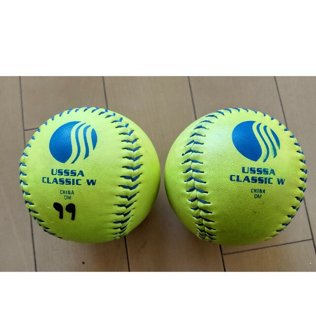 ソフトボール用 革ボール２号球サイズ感 黄色(中古球×2個) スポーツ/アウトドアの野球(ボール)の商品写真