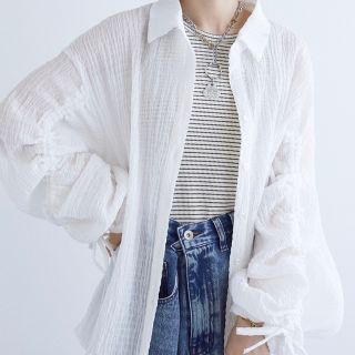 ダブルクローゼット(w closet)のwcloset ダブルクローゼット　シアーシャーリングボリュームスリーブブラウス(シャツ/ブラウス(長袖/七分))