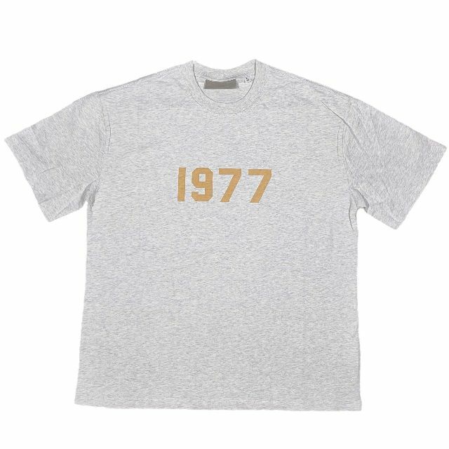 FEAR OF GOD(フィアオブゴッド)のFOG エッセンシャルズ 1977ロゴ 半袖 Tシャツ ライトグレー S メンズのトップス(Tシャツ/カットソー(半袖/袖なし))の商品写真