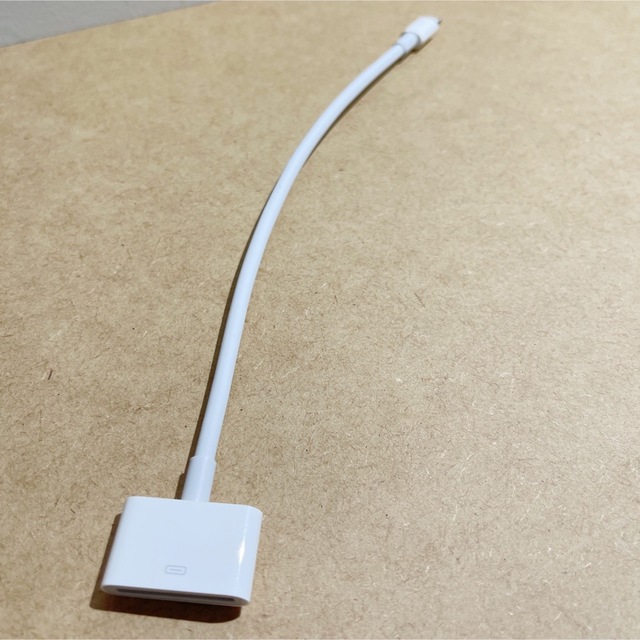 Apple(アップル)の新品 保証付 Apple 純正 lightning 30ピン 変換 アダプタ スマホ/家電/カメラのオーディオ機器(ポータブルプレーヤー)の商品写真