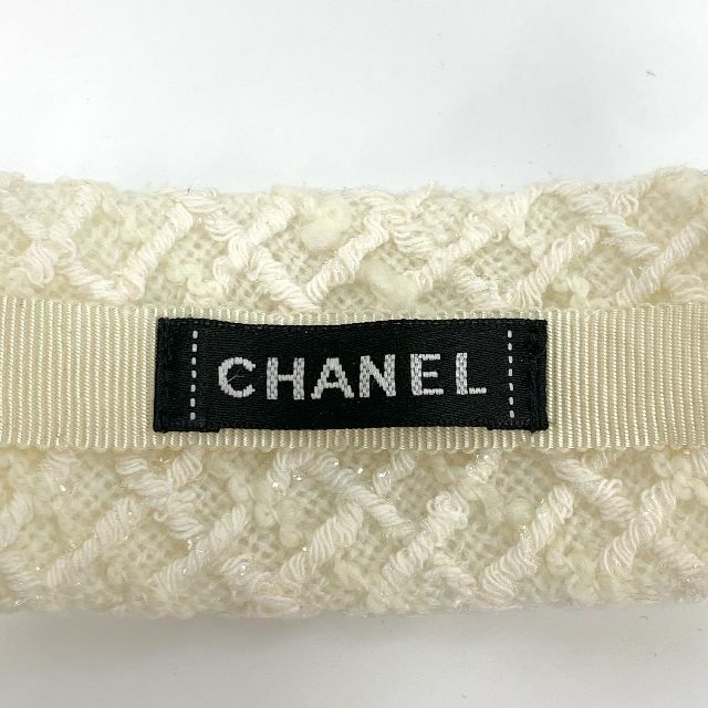 CHANEL(シャネル)の6847 シャネル ココマーク ツイード カチューシャ ホワイト レディースのヘアアクセサリー(カチューシャ)の商品写真