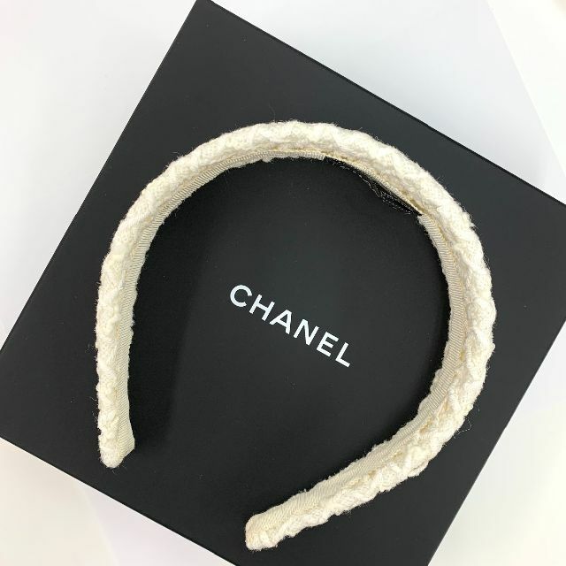 CHANEL(シャネル)の6847 シャネル ココマーク ツイード カチューシャ ホワイト レディースのヘアアクセサリー(カチューシャ)の商品写真