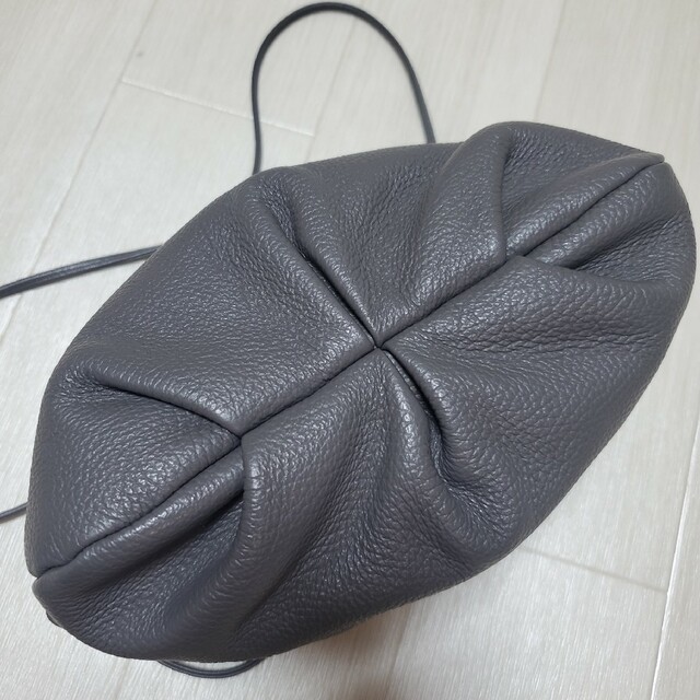 Drawer(ドゥロワー)のAYAKObag　アヤコバッグ Leather KINCHAKU　FOG レディースのバッグ(ショルダーバッグ)の商品写真