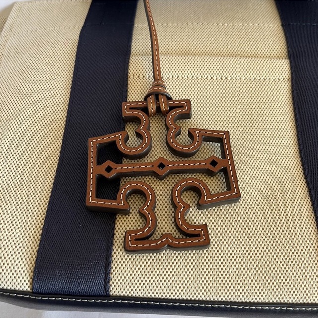 【良品】トリーバーチ　トートバッグ　Tory Burch 　ホワイト　チャーム