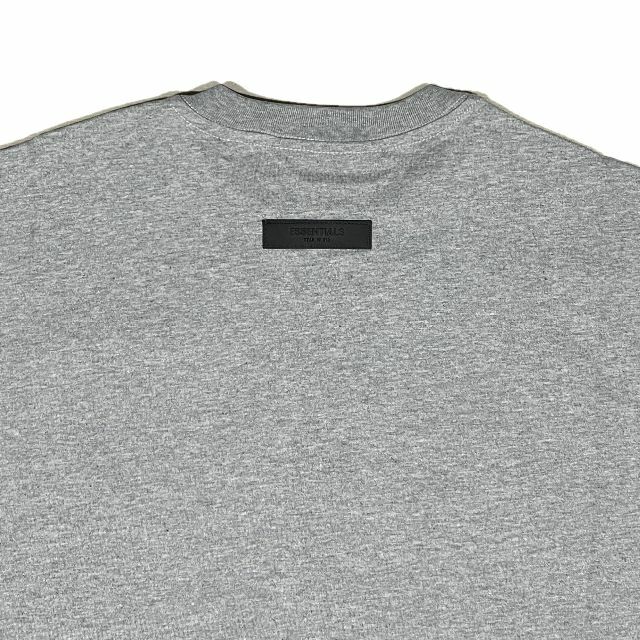 FEAR OF GOD(フィアオブゴッド)のFOG エッセンシャルズ 1977ロゴ 半袖 Tシャツ グレー L メンズのトップス(Tシャツ/カットソー(半袖/袖なし))の商品写真