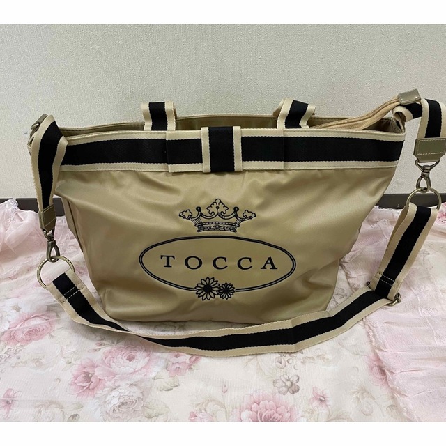 TOCCA(トッカ)のTOCCA トッカ　2wayショルダー　マザーズバッグ　大容量　リボン　ベージュ レディースのバッグ(トートバッグ)の商品写真