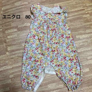 ユニクロ(UNIQLO)のユニクロ　花柄カバーオール　80  女の子(ロンパース)