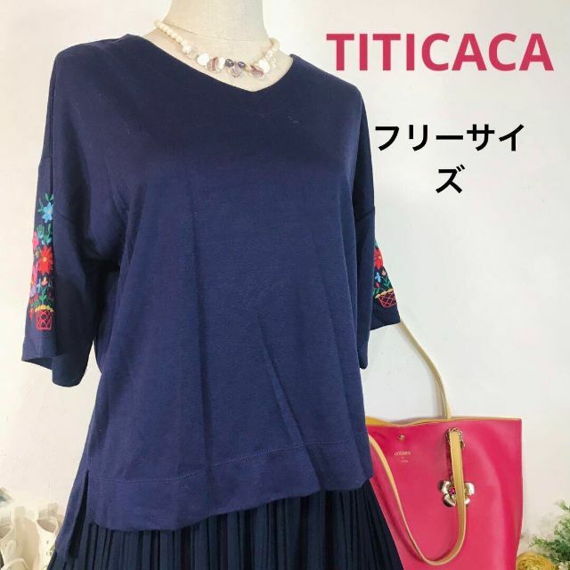 titicaca(チチカカ)のチチカカ　半袖カットソー　体形隠し　紺　袖刺繍　フリーサイズ レディースのトップス(Tシャツ(半袖/袖なし))の商品写真