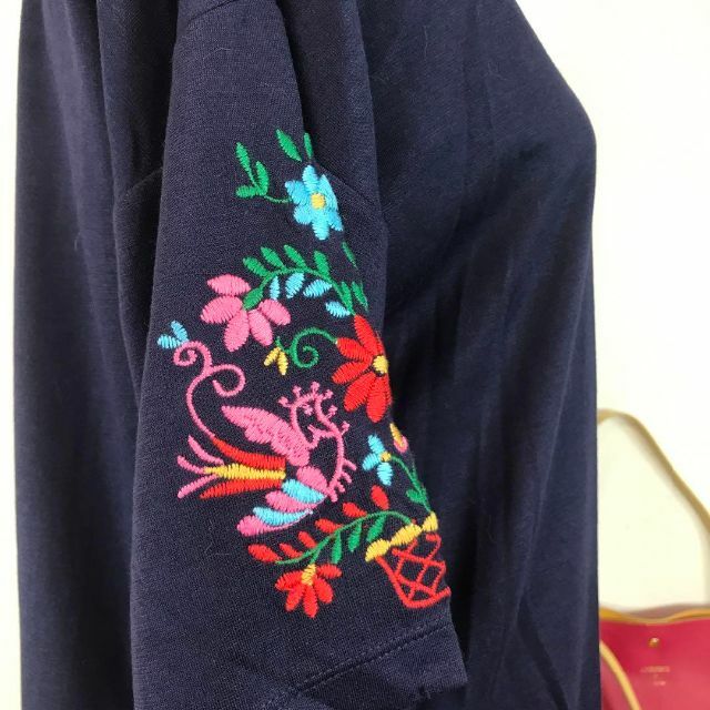 titicaca(チチカカ)のチチカカ　半袖カットソー　体形隠し　紺　袖刺繍　フリーサイズ レディースのトップス(Tシャツ(半袖/袖なし))の商品写真