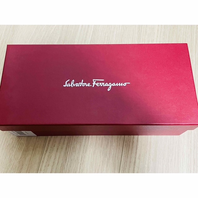 Salvatore Ferragamo(サルヴァトーレフェラガモ)の新品未使用！フェラガモ ヴァリナ ドット柄 シースルー レッド バレリーナ レディースの靴/シューズ(バレエシューズ)の商品写真