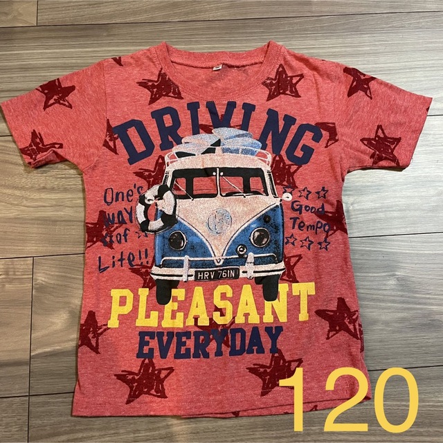 キッズ半袖Tシャツ 120サイズ 赤色：車柄 キッズ/ベビー/マタニティのキッズ服男の子用(90cm~)(Tシャツ/カットソー)の商品写真