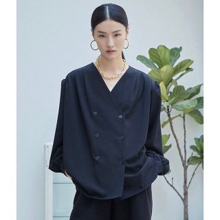 エンフォルド(ENFOLD)のchuclla Tuck collarless blouse ジャケット 黒(ノーカラージャケット)