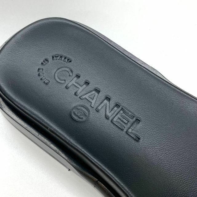 CHANEL(シャネル)の6721 シャネル パテント ココマーク フラットサンダル ブラック レディースの靴/シューズ(サンダル)の商品写真