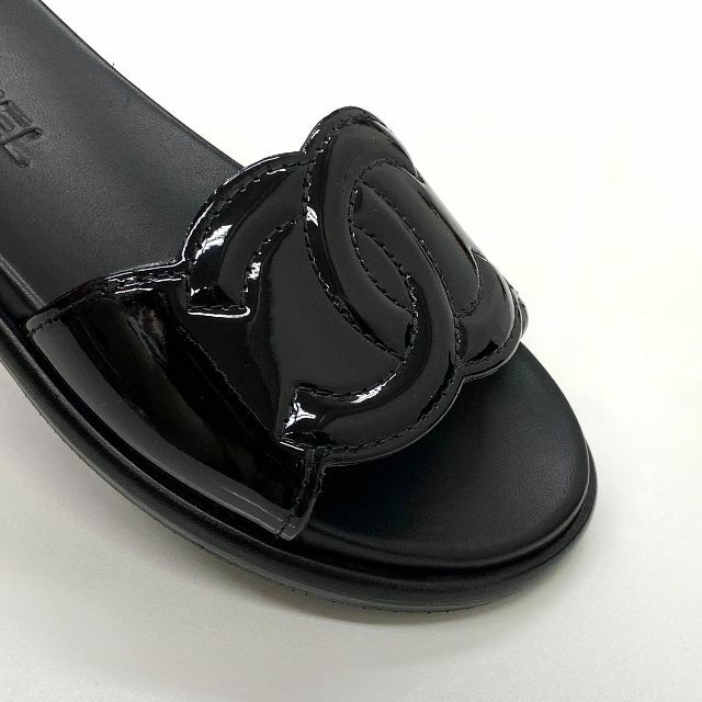 CHANEL(シャネル)の6721 シャネル パテント ココマーク フラットサンダル ブラック レディースの靴/シューズ(サンダル)の商品写真