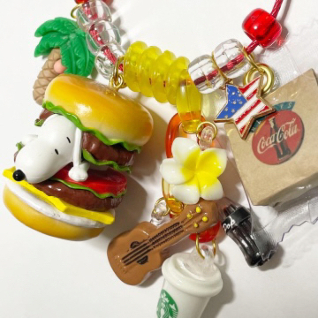 SNOOPY(スヌーピー)の一緒にアメリカンダイナー🇺🇸で ご飯を食べよう😋🍔💕キーホルダー ハンドメイドのアクセサリー(キーホルダー/ストラップ)の商品写真