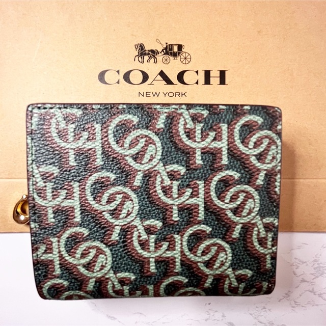 【新品・未使用】COACH  折財布　ホワイト×シグネチャー　チャーム