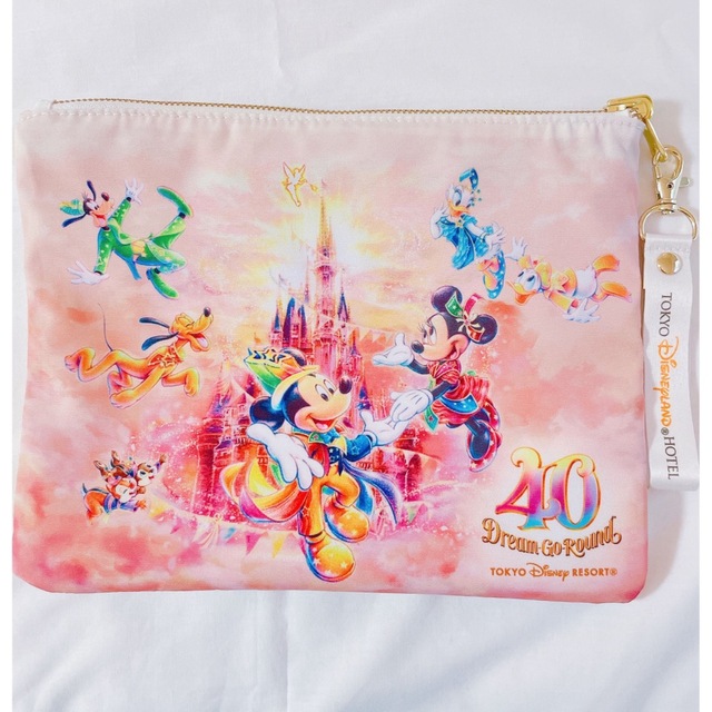 Disney(ディズニー)の【新品】TDL40周年リバーシブルポーチ！ディズニーランドホテル宿泊者限定 エンタメ/ホビーのおもちゃ/ぬいぐるみ(キャラクターグッズ)の商品写真