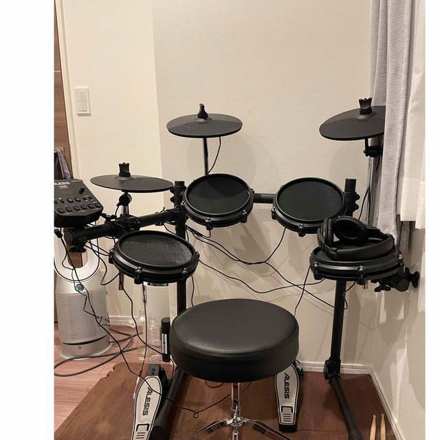 Alesis 電子ドラム メ& ドラムスローンとヘッドホン(期間限定値下げ) 楽器のドラム(電子ドラム)の商品写真