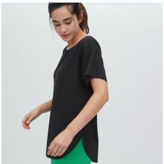 ユニクロ(UNIQLO)のUNIQLO　ユニクロ　エアリズムシームレスボートネックロングTシャツ　ブラック(Tシャツ(半袖/袖なし))