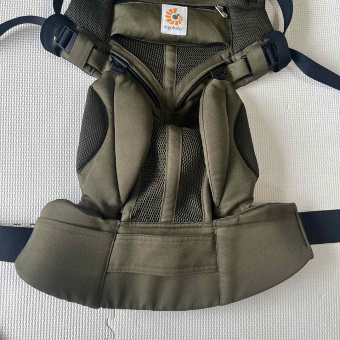 Ergobaby(エルゴベビー)のエルゴ  オムニ360 カーキグリーン　メッシュ キッズ/ベビー/マタニティの外出/移動用品(抱っこひも/おんぶひも)の商品写真