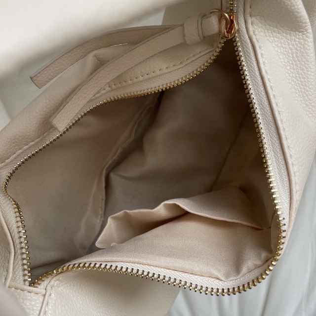 3COINS(スリーコインズ)のスリコ　ハーフムーンバッグ　3coins 鞄 レディースのバッグ(ハンドバッグ)の商品写真