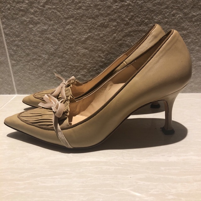 MANOLO BLAHNIK(マノロブラニク)のマノロブラニク　パンプス　ベージュ　ヒール　靴　36 レディースの靴/シューズ(ハイヒール/パンプス)の商品写真