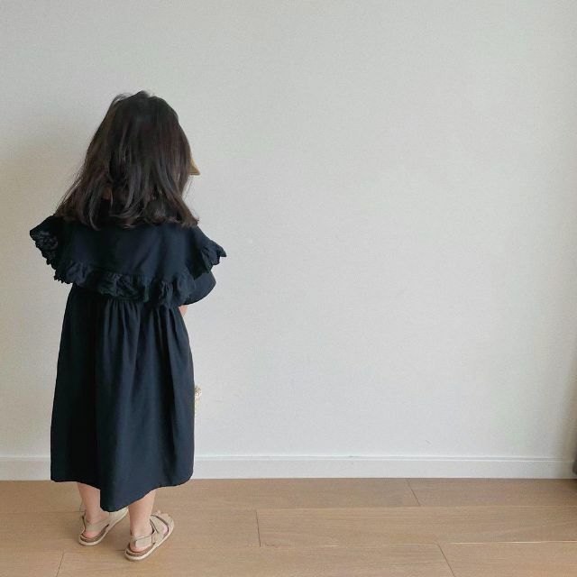 ビッグカラーワンピース　ブラック120cm 韓国子供服　黒色　襟付きワンピ キッズ/ベビー/マタニティのキッズ服女の子用(90cm~)(ワンピース)の商品写真