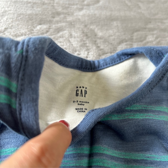 babyGAP(ベビーギャップ)の最終　ボーダー柄　切り替え　ロンパース キッズ/ベビー/マタニティのベビー服(~85cm)(ロンパース)の商品写真