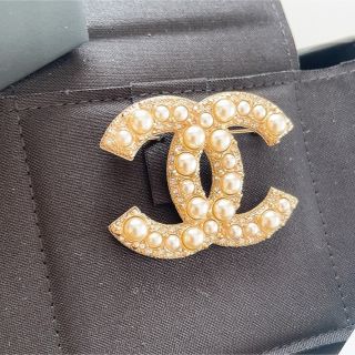 新品未使用 シャネル コスチュームジュエリー CC ブローチ パール風-