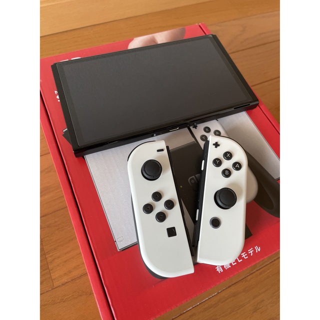 任天堂(ニンテンドウ)のSwitch 有機EL 完品　美品 エンタメ/ホビーのゲームソフト/ゲーム機本体(家庭用ゲーム機本体)の商品写真