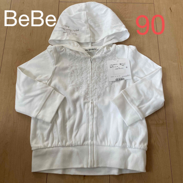 BeBe(ベベ)のBeBe白パーカー90新品未使用 キッズ/ベビー/マタニティのキッズ服女の子用(90cm~)(Tシャツ/カットソー)の商品写真