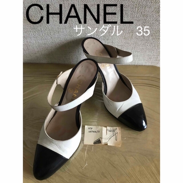 CHANEL(シャネル)のCHANEL／ゴールドボタン付きストラップレザーサンダル　35   バイカラー レディースの靴/シューズ(サンダル)の商品写真