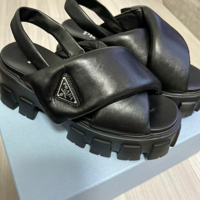 靴/シューズ 极美品プラダ モノリス パデッドナッパレザー サンダル35