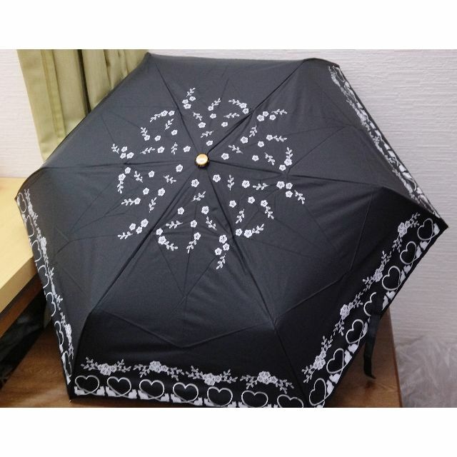 新品　晴雨兼用　折りたたみ傘　生地裏シルバー加工　UV99％カット レディースのファッション小物(傘)の商品写真