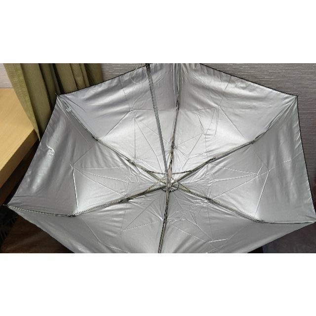 新品　晴雨兼用　折りたたみ傘　生地裏シルバー加工　UV99％カット レディースのファッション小物(傘)の商品写真