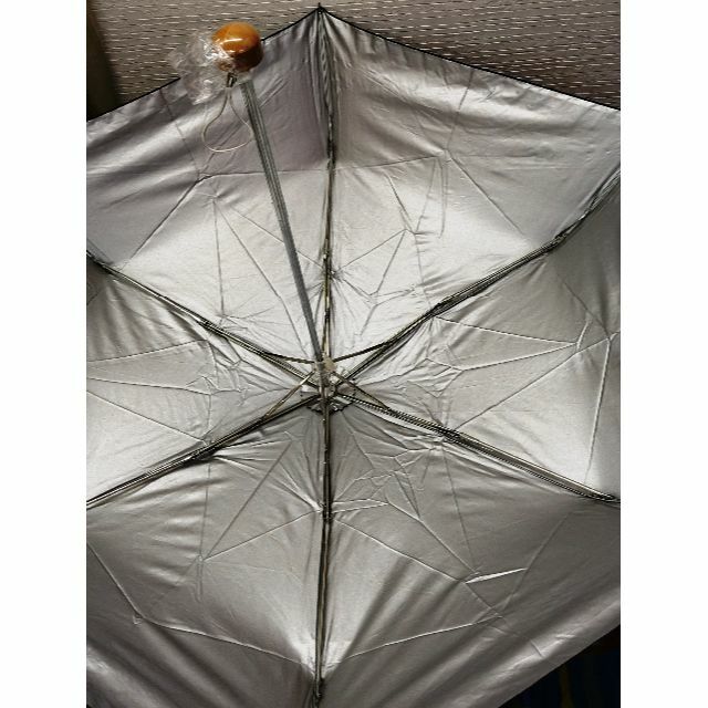 新品　晴雨兼用　折りたたみ傘　生地裏シルバー加工　UV99％カット レディースのファッション小物(傘)の商品写真