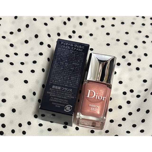 Dior(ディオール)のDior 552 ディオールヴェルニ552リボン限定色　梅はん限定 コスメ/美容のネイル(マニキュア)の商品写真