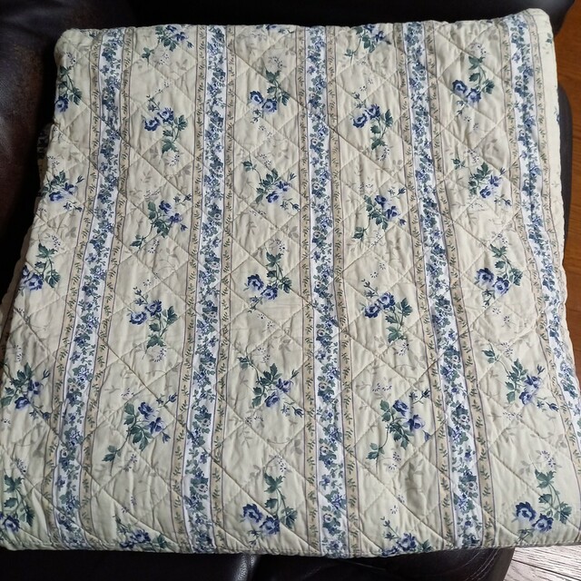 川島織物セルコン　マルチカバー　リバーシブルキルト　ブルー花柄