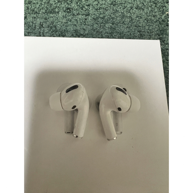 Apple(アップル)のAirPods pro 第一世代　訳アリ スマホ/家電/カメラのオーディオ機器(ヘッドフォン/イヤフォン)の商品写真